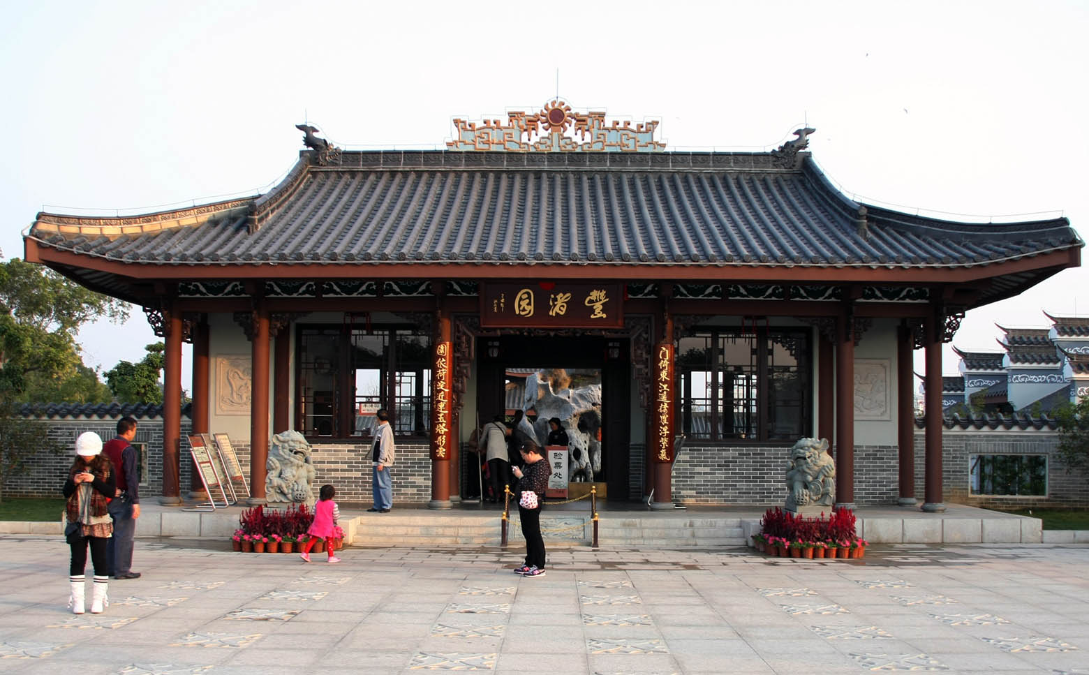 惠州市红木牌匾定制：寺庙宗祠,园林景观,创意招牌,抱柱对联